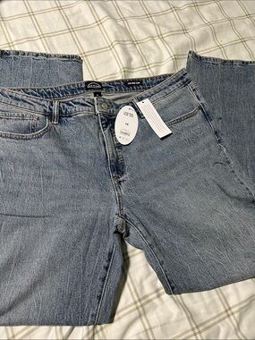 Classic Straight Leg Jeans in Faded Blue - Women